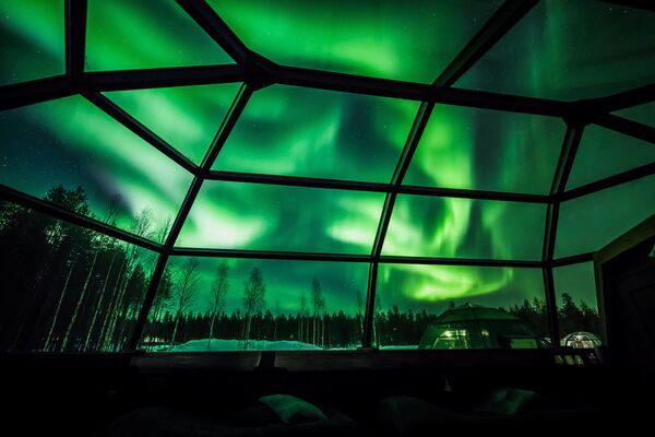 Teto de vidro do Arctic Snowhotel permite ver o céu noturno e aurora boreal - Sputnik Brasil