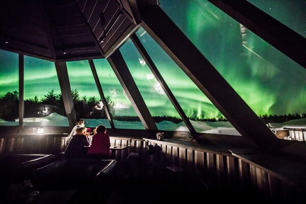 No hotel Arctic Snowhotel em Rovaniemi as pessoas observam a aurora boreal, um fenômeno que aparece no céu em resultado de interação das partículas de vento solar com a as camadas altas da atmosfera da Terra - Sputnik Brasil