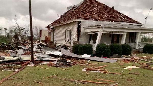 Casa destruída por tornado no estado do Alabama, EUA - Sputnik Brasil