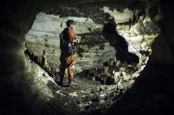 Arqueólogo Guillermo de Anda na caverna Balamkú (imagem referencial) Arqueólogo Guillermo de Anda na caverna Balamkú (imagem referencial) - Sputnik Brasil