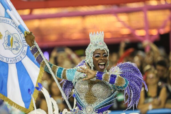 Porta-bandeira da Vila Isabel no 2º dia de desfiles das escolas de samba - Sputnik Brasil