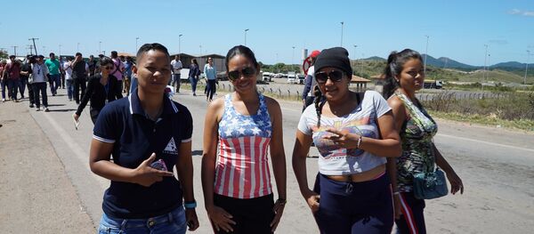 Venezuelana com camisa representando a bandeira dos Estados Unidos na fronteira entre Brasil e Venezuela Venezuelana com camisa representando a bandeira dos Estados Unidos na fronteira entre Brasil e Venezuela - Sputnik Brasil