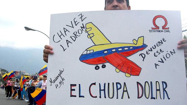Manifestantes em frente à base aérea em Carlota, Caracas, protestam contra a compra de um avião presidencial para o presidente da Venezuela, Hugo Chávez (arquivo, 2002) - Sputnik Brasil