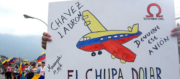 Manifestantes em frente à base aérea em Carlota, Caracas, protestam contra a compra de um avião presidencial para o presidente da Venezuela, Hugo Chávez (arquivo, 2002) Manifestantes em frente à base aérea em Carlota, Caracas, protestam contra a compra de um avião presidencial para o presidente da Venezuela, Hugo Chávez (arquivo, 2002) - Sputnik Brasil