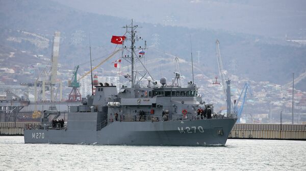 Navio da Marinha da Turquia se aproximando de porto no sul da Rússia - Sputnik Brasil