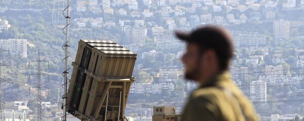 Um soldado israelense ao lado de uma bateria de interceptores de mísseis posicionada perto da cidade de Haifa, no norte de Israel (arquivo) Um soldado israelense ao lado de uma bateria de interceptores de mísseis posicionada perto da cidade de Haifa, no norte de Israel (arquivo) - Sputnik Brasil