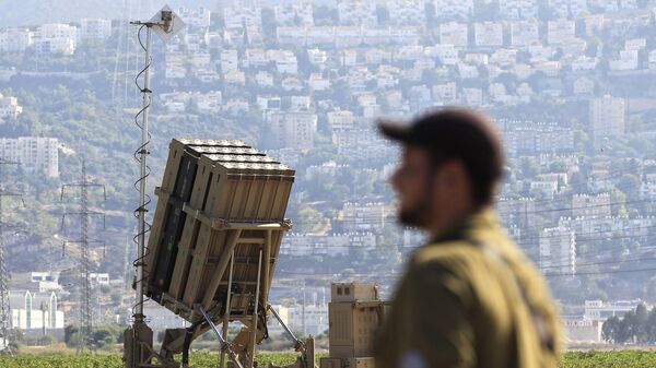 Um soldado israelense ao lado de uma bateria de interceptores de mísseis posicionada perto da cidade de Haifa, no norte de Israel (arquivo) - Sputnik Brasil