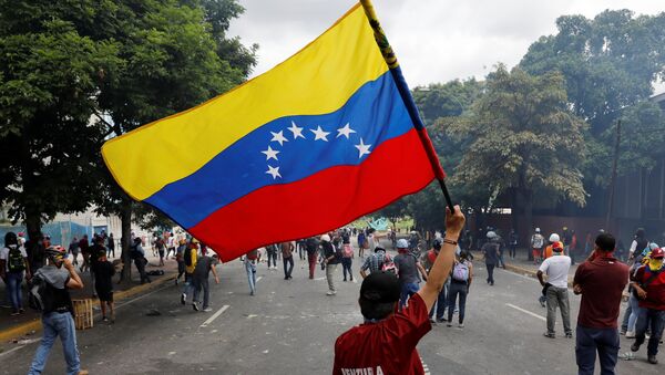 Manifestante com a bandeira venezuelana - Sputnik Brasil