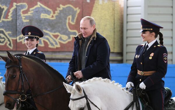 Vladimir Putin, presidente da Rússia, andando a cavalo durante visita ao primeiro regimento operacional de polícia de Moscou (Rússia), em 7 de março de 2019 - Sputnik Brasil