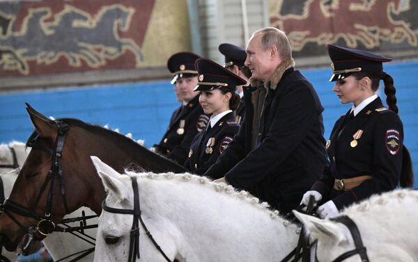 Presidente russo Vladimir Putin andando a cavalo durante visita ao primeiro regimento operacional de polícia de Moscou, Rússia, 7 de março de 2019 - Sputnik Brasil