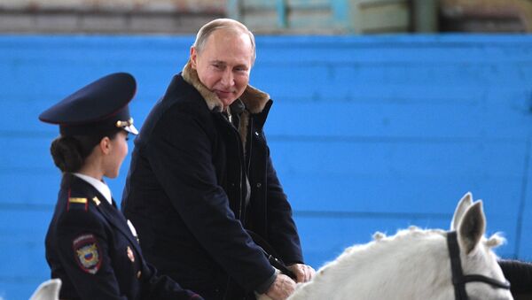 Vladimir Putin, presidente russo, durante visita ao primeiro regimento operacional de polícia de Moscou, na Rússia - Sputnik Brasil