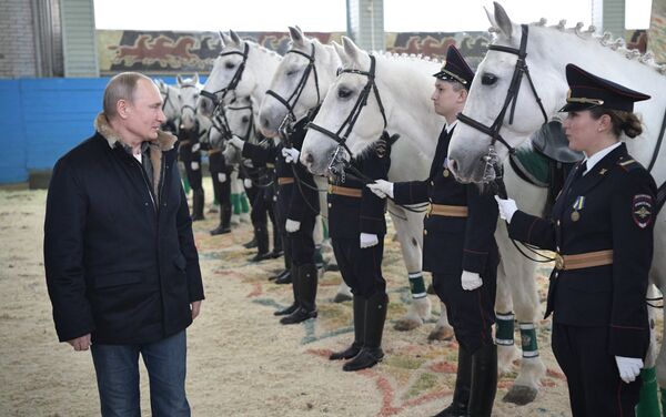 Presidente da Rússia Vladimir Putin observa cavalos durante visita ao primeiro regimento operacional de polícia de Moscou, na Rússia, 7 de março de 2019 - Sputnik Brasil
