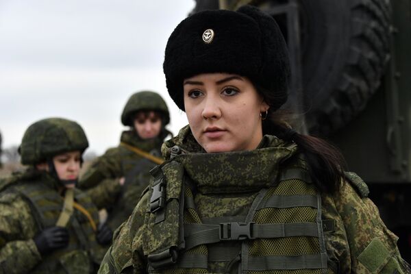 Uma engenheira técnica da unidade feminina de pilotagem de veículos aéreos não tripulados lança o drone de reconhecimento russo Orlan-10 Militares da unidade feminina de pilotagem de veículos aéreos não tripulados da Brigada de Reconhecimento da Frota do Mar Negro durante treinamentos - Sputnik Brasil