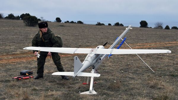 Uma engenheira técnica da unidade feminina especializada em pilotagem de drones se prepara para o lançamento do Orlan-10 - Sputnik Brasil