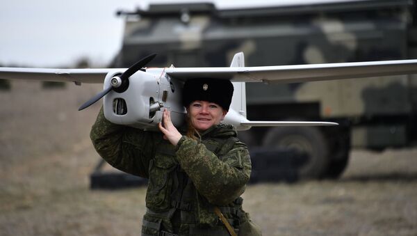 Uma engenheira técnica da unidade feminina de pilotagem de veículos aéreos não tripulados da Brigada de Reconhecimento da Frota do Mar Negro se prepara para o lançamento do drone de reconhecimento Orlan-10 - Sputnik Brasil