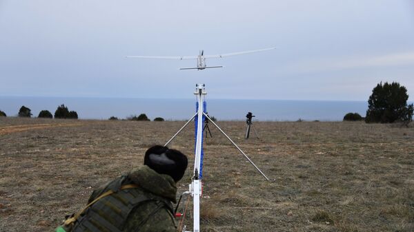 Uma engenheira técnica da unidade feminina de pilotagem de veículos aéreos não tripulados lança o drone de reconhecimento russo Orlan-10 - Sputnik Brasil