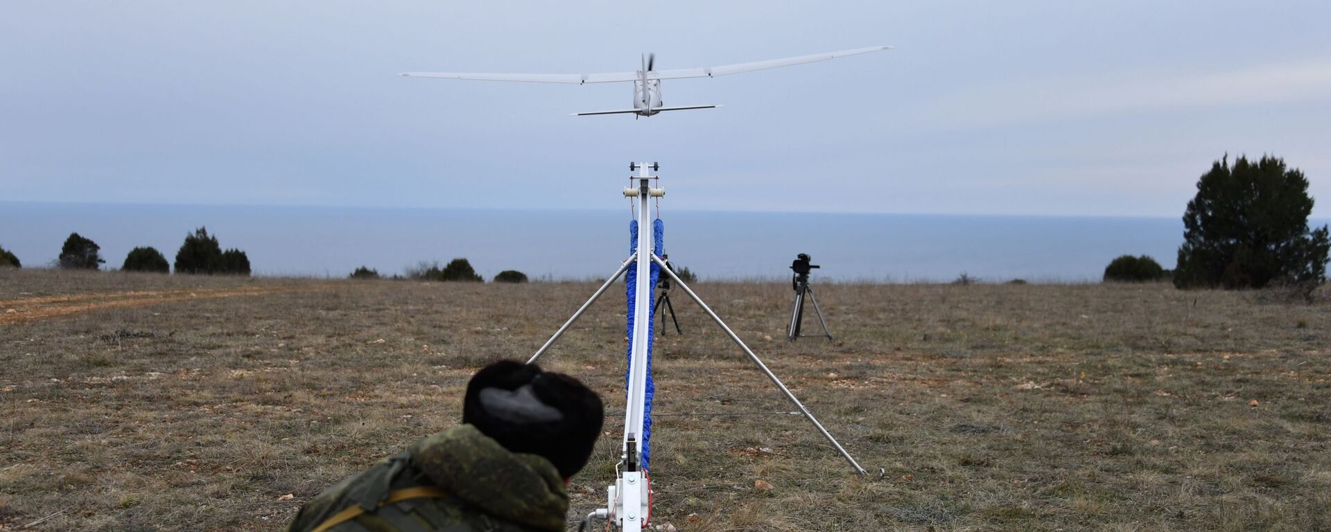 Uma engenheira técnica da unidade feminina de pilotagem de veículos aéreos não tripulados lança o drone de reconhecimento russo Orlan-10 - Sputnik Brasil, 1920, 24.11.2025