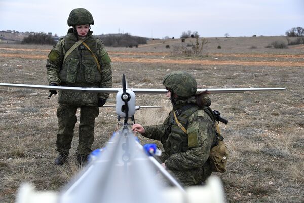 Uma engenheira técnica da unidade feminina de pilotagem de veículos aéreos não tripulados da Brigada de Reconhecimento da Frota do Mar Negro prepara a rampa de lançamento para o drone Orlan-10 - Sputnik Brasil