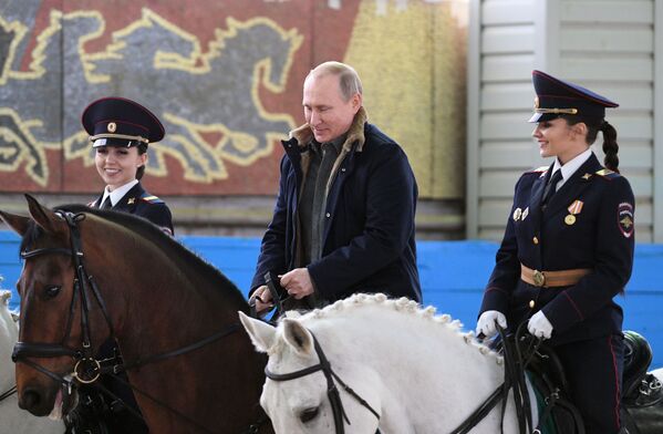 Presidente russo Vladimir Putin visita primeiro regimento operacional de polícia de Moscou, na Rússia, 7 de março de 2019 - Sputnik Brasil