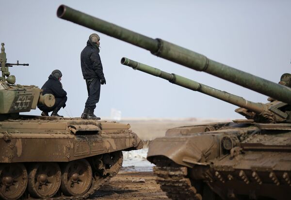 Militares russos inspecionam blindados durante competição de biatlo de tanques no polígono de Prudboi, na região russa de Volgogrado - Sputnik Brasil