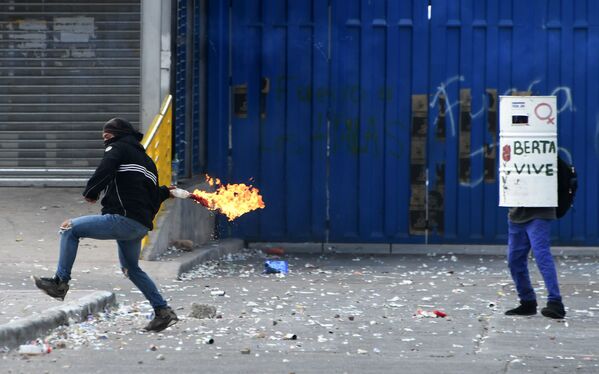 Homem lança coquetel Molotov durante protesto em Honduras, em 4 de março de 2019 - Sputnik Brasil