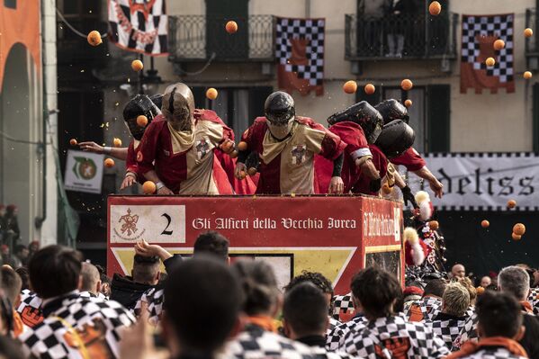 Participantes do tradicional festival Batalha das Laranjas, realizado durante o carnaval em Ivrea, Itália, em 3 de março de 2019 - Sputnik Brasil