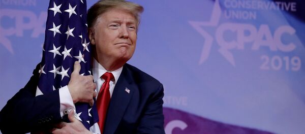 Presidente dos EUA, Donald Trump, abraça bandeira americana na reunião anual da Conferência da Ação Política Conservadora (CPAC), perto de Washington, EUA, em 2 de março de 2019 Presidente dos EUA, Donald Trump, abraça bandeira americana na reunião anual da Conferência da Ação Política Conservadora (CPAC), perto de Washington, EUA, em 2 de março de 2019 - Sputnik Brasil