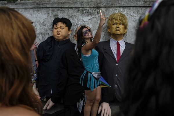 Bonecos de Olinda representando presidente dos EUA, Donald Trump, e o líder norte-coreano Kim Jong-un, durante as comemorações carnavalescas em Pernambuco, Brasil, 4 de março de 2019 - Sputnik Brasil