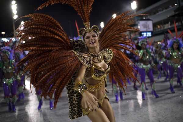Membro da escola de samba Grande Rio se apresenta durante a primeira noite do Carnaval carioca no Sambódromo do Rio de Janeiro, Brasil, 4 de março de 2019 - Sputnik Brasil