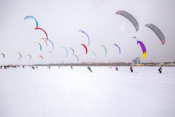 Competição anual internacional de snowkiting no lago Onega, na república da Carélia, Rússia - Sputnik Brasil