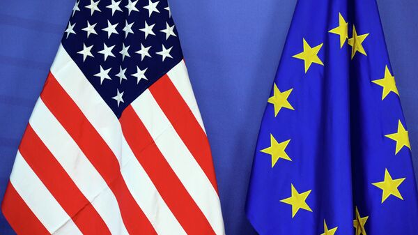 Bandeiras dos EUA e da União Europeia (UE) - Sputnik Brasil