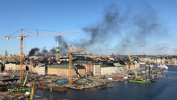 Fumaça negra sobre Estocolmo causada pela explosão de um ônibus - Sputnik Brasil