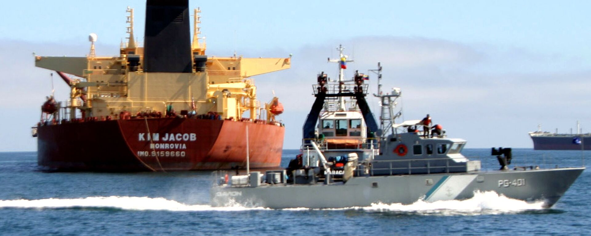 Barco-patrulha venezuelano passa pelo petroleiro Kim Jacob carregando 1 milhão de barris de petróleo bruto no estado oriental de Anzoátegui, na Venezuela - Sputnik Brasil, 1920, 25.03.2025