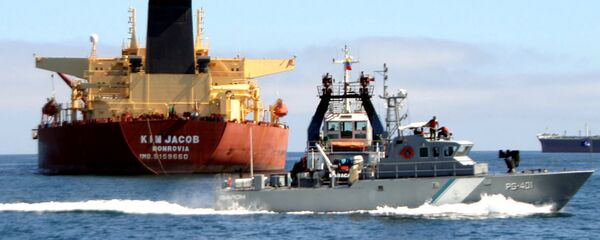 Um barco-patrulha venezuelano passa pelo petroleiro Kim Jacob carregando 1 milhão de barris de petróleo bruto no estado oriental de Anzoátegui, na Venezuela. - Sputnik Brasil