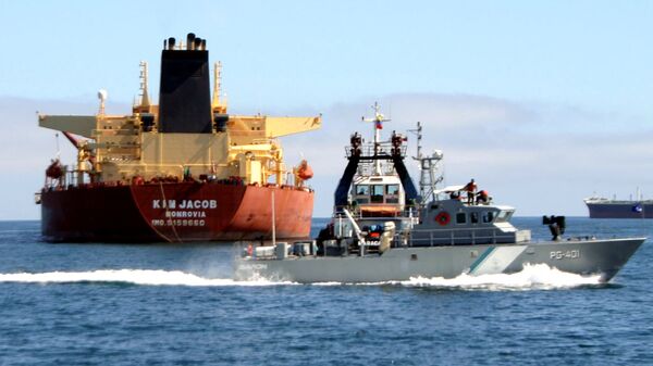 Um barco-patrulha venezuelano passa pelo petroleiro Kim Jacob carregando 1 milhão de barris de petróleo bruto no estado oriental de Anzoátegui, na Venezuela. - Sputnik Brasil