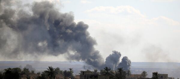 Fumaça se levanta na província síria de Deir ez-Zor após ataques aéreos da coalizão internacional liderada pelos EUA - Sputnik Brasil