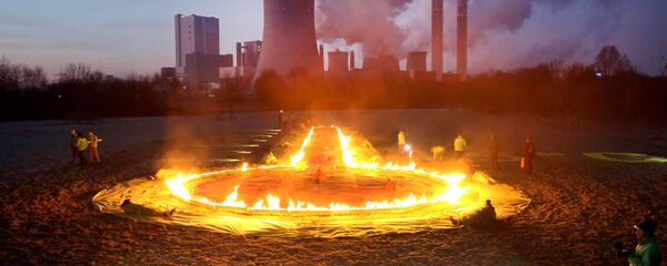 Ativistas do Greenpeace protestam em frente à usina elétrica de Niederaussem, em Rommerskirchen, na Alemanha Ocidental, 22 de janeiro de 2019 - Sputnik Brasil