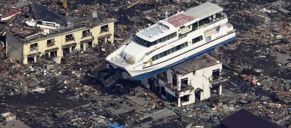 Foto aérea de barco no telhado de construção após terremoto e tsunami na cidade de Otsuchi, Japão, 11 de março de 2011 - Sputnik Brasil
