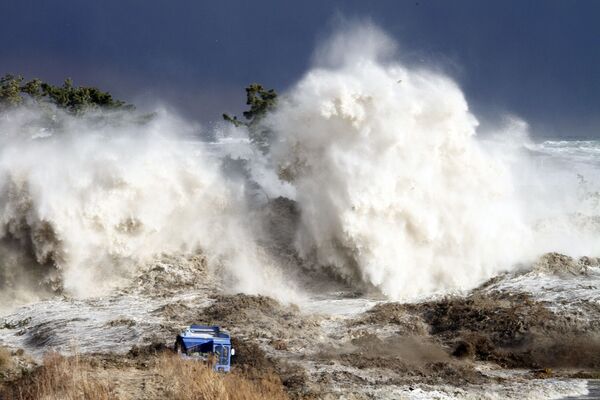 Ondas formadas pelo tsunami que atingiu a costa de Minamisoma na província japonesa de Fukushima, 21 de março de 2011 - Sputnik Brasil