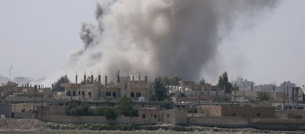 Fumaça sobe da província de Raqqa, na Síria. (Arquivo) - Sputnik Brasil