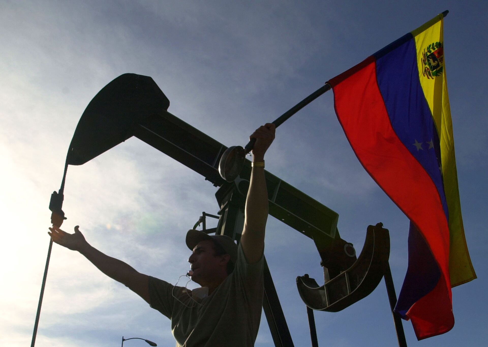 Manifestante da oposição agita bandeira venezuelana em frente aos escritórios administrativos da petroleira estatal venezuelana PDVSA, em Caracas, Venezuela (imagem de arquivo) - Sputnik Brasil, 1920, 19.09.2022