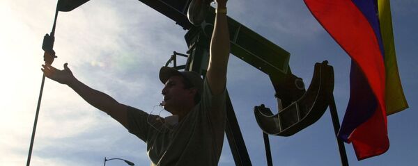 Manifestante da oposição agita bandeira venezuelana em frente aos escritórios administrativos da petroleira estatal venezuelana PDVSA, em Caracas, Venezuela, 9 de janeiro de 2003 - Sputnik Brasil