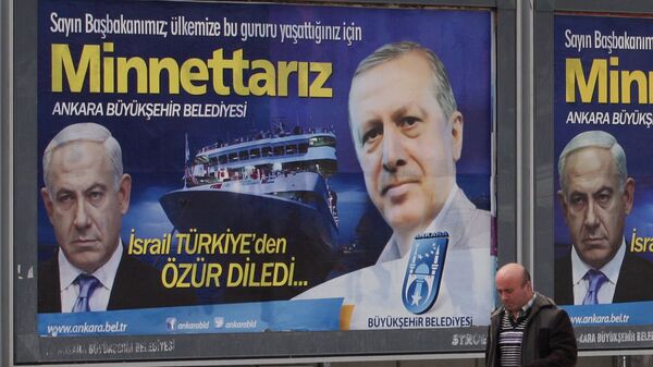 Cartaz com fotos do primeiro-ministro israelense Benjamin Netanyahu e do presidente turco Recep Tayyip Erdogan, em Ancara, Turquia - Sputnik Brasil