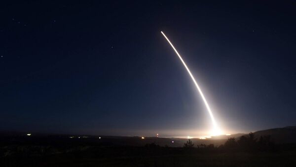 Um míssil balístico intercontinental Minuteman III desarmado é lançado durante teste operacional realizado na Base Aérea de Vandenberg, na Califórnia. (arquivo) - Sputnik Brasil
