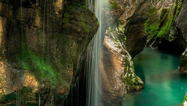 Cascatas no rio Isonzo na Eslovênia. Seu comprimento é de 136 km com uma bacia de 3.400 km² dos quais 1.150 km² ficam na Itália - Sputnik Brasil