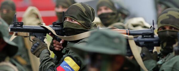 Soldados durante uma parada militar na Venezuela - Sputnik Brasil