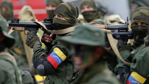 Soldados durante uma parada militar na Venezuela - Sputnik Brasil