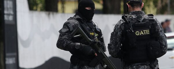 Policiais em torno da Escola Estadual Raul Brasil em Suzano - Sputnik Brasil