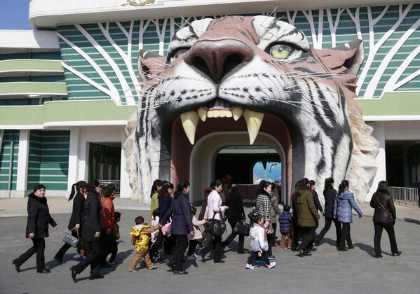 Entrada no jardim zoológico central de Pyongyang - Sputnik Brasil