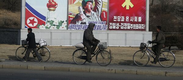 Norte-coreanos andam de bicicleta em uma das ruas de Pyongyang - Sputnik Brasil
